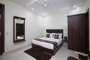 um quarto com uma cama grande e um espelho em Hotel AS Royal em Agra