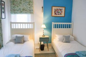 Katil atau katil-katil dalam bilik di Heart of Totnes, Period Property