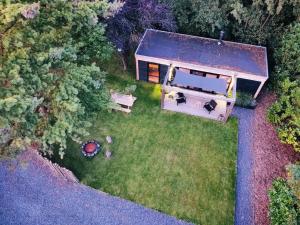 een uitzicht op een huis met een tuin bij Hoogtij°d in Oostvoorne