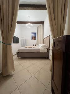 - une chambre avec un lit dans une chambre avec des rideaux dans l'établissement Pascoli 21/A, à Ravenne