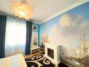 1 dormitorio con chimenea y una pintura en la pared en Pisa Happy House 5, en Pisa