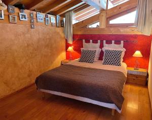 a bedroom with a bed with pillows and a window at Arc 1800, le Chalet Manaro avec sa vue panoramique in Bourg-Saint-Maurice