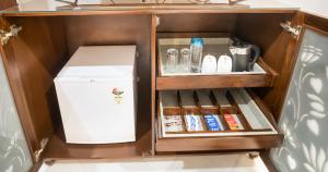 烏代浦的住宿－Chez Lavania - A Boutique Homestay，带冰箱和冷却器的小橱柜