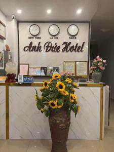 una tienda con un jarrón con girasoles en un mostrador en Anh Duc Hotel en Tam Ðảo