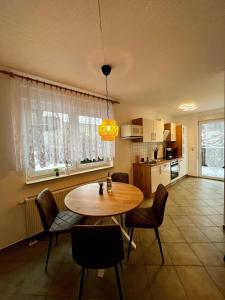 - une cuisine et une salle à manger avec une table et des chaises dans l'établissement Ferienwohnung Waldliebe, à Schierke