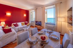カモーリにあるCASA VALENTINA Vista Mare, Relax e Comfortのテーブルと椅子とソファのあるリビングルーム