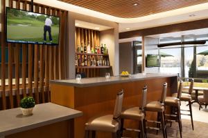 TV a/nebo společenská místnost v ubytování SpringHill Suites by Marriott Allentown Bethlehem/Center Valley