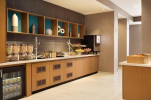 una cocina con encimera con platos. en SpringHill Suites by Marriott Allentown Bethlehem/Center Valley en Center Valley