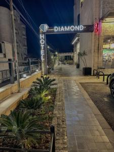ein Straßenschild in einer Stadt in der Nacht in der Unterkunft Diamond Hotel in Amman