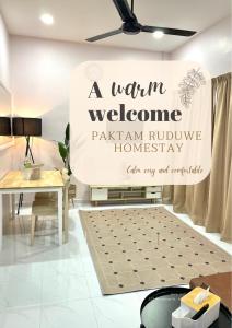 a room with a vitamin welcome sign on the wall at Paktam Ruduwe Homestay in Marang