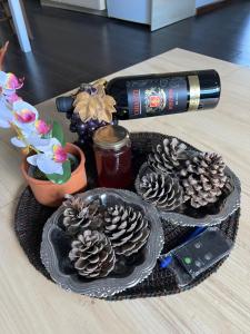 un tavolo con due piatti con pigne e una bottiglia di vino di Dorelin House Troodos Area a Kato Amiandos