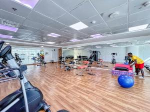 Fitness centrum a/nebo fitness zařízení v ubytování Stunning Space with Full Marina View