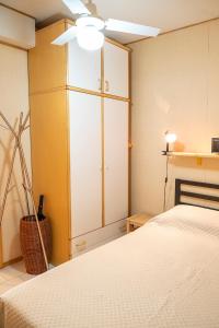 um quarto com uma cama branca e um armário em SE031 - Senigallia, bilocale fronte mare al residence Piramidi em Scapezzano
