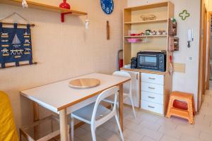 Gallery image of SE031 - Senigallia, bilocale fronte mare al residence Piramidi in Scapezzano +20 photos