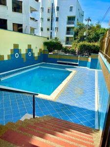 a swimming pool in front of a building at Internacional Hermoso y Céntrico in Santa Marta