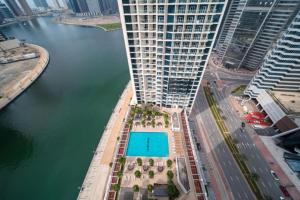 Nespecifikovaný výhled na destinaci Dubaj nebo výhled na město při pohledu z apartmánu