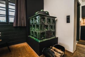 un objeto verde sentado en una pared en una habitación en Bauernhaus 128 - Boutiquestube 1 Oberkirchleitn by S4Y, en Sankt Oswald
