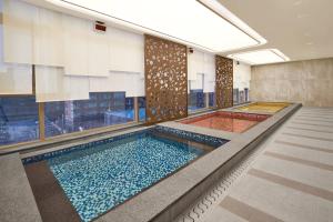 Bazén v ubytování Daegu Marriott Hotel nebo v jeho okolí