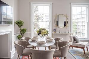 een eetkamer met een tafel en stoelen bij Spectacular flat located in prime Notting Hill in Londen