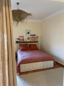 - une chambre avec un lit dans une chambre avec des rideaux dans l'établissement Casa Paloma, à Sanary-sur-Mer