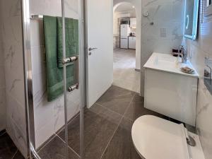 Ένα μπάνιο στο Eden Blue-Horizon 1B, Paphos, Sea View, Pool +35 φωτογραφίες