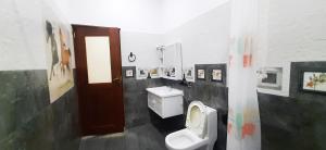 uma casa de banho com um WC e um lavatório em Hemalie Resort Mirissa em Mirissa