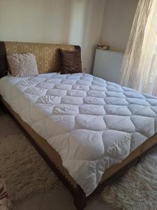 - un grand lit blanc dans une chambre dans l'établissement Hera Apartment, à Alexandroúpolis
