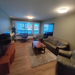 ein Wohnzimmer mit einem Sofa und einem Tisch in der Unterkunft GREEN in Närpiö