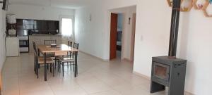 a kitchen with a stove and a table with chairs at Mi Casa de Campo in Tanti