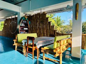 une chambre avec une table, des chaises et une piscine dans l'établissement Bhūma, à Havelock Island