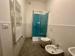ein Bad mit einer Dusche, einem WC und einem Waschbecken in der Unterkunft Casa Maestrale - Elegante con Balcone Vista Mare in Finale Ligure