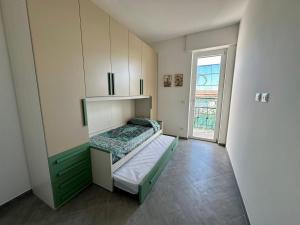 ein kleines Zimmer mit einem kleinen Bett darin in der Unterkunft Casa Maestrale - Elegante con Balcone Vista Mare in Finale Ligure