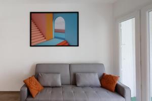 un sofá en una sala de estar con una pintura en la pared en 028- CHU Hôpital, Appart 2chambres, Parking, Tram, en Montpellier