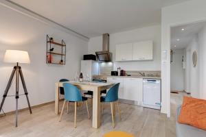 - une cuisine et une salle à manger avec une table et des chaises dans l'établissement 028- CHU Hôpital, Appart 2chambres, Parking, Tram, à Montpellier
