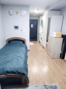 um quarto com uma cama e um frigorífico em Urban Space Gangnam station em Seul