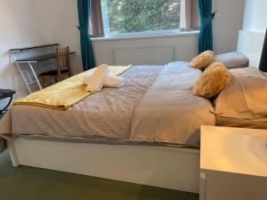 um quarto com uma cama com dois ursinhos de peluche em The Gold em Manchester