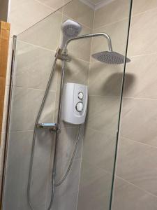 eine Dusche mit Duschkopf im Bad in der Unterkunft The Gold in Manchester