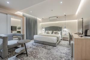 um quarto de hotel com uma cama e uma secretária em فندق المسافر em Riade