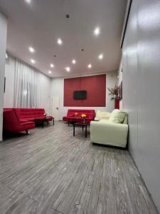 Il comprend un grand salon avec un canapé et une télévision. dans l'établissement Hotel Cuba Aeroport Restaurant, à Rimini