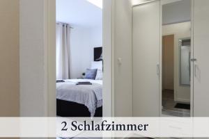 een spiegel in een kamer met een bed en een slaapkamer bij Relax-Apartment-One FN in Friedrichshafen