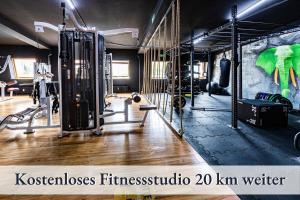 een fitnessruimte met veel apparatuur in een kamer bij Relax-Apartment-One FN in Friedrichshafen