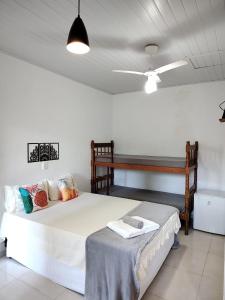 1 dormitorio con cama y techo en PANTAI POUSADA en Trindade