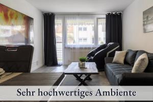 een woonkamer met een bank en een tafel bij Relax-Apartment-One FN in Friedrichshafen