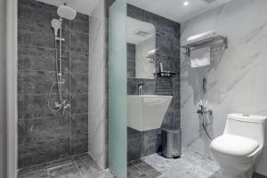 a bathroom with a shower and a toilet and a sink at فندق المسافر in Riyadh