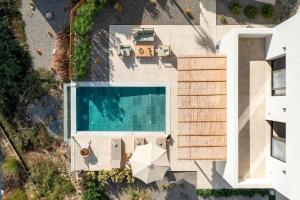 vista aerea di una casa con piscina di Massari Hills Luxury Living a Malona Village