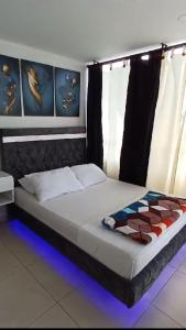 Bett in einem Zimmer mit in der Unterkunft Arboleda Real Hospedaje in Armenia