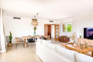 a living room with a white couch and a table at Fabulous BELLAVISTA : Entre mar y montañas in Bonmont Terres Noves
