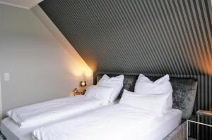 ノルトダイヒにあるKüstenblick 2のベッド2台(白いシーツ、枕付)