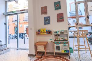 a kitchen with a toy stove and a table at The Clover in Seville