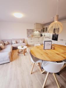 uma sala de estar com uma mesa e um sofá em Wilde Brise 2 Topniveau in Toplage mit Sauna em Norden